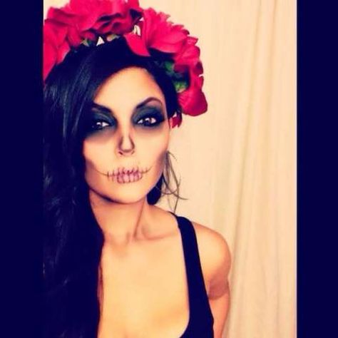 Amazing inspirations for Dia de los Muertos makeup - Houston Chronicle Halloweenský Makeup, Party Make-up, Dead Makeup, Costumes Diy, Sugar Skull Makeup, Last Minute Costumes, Diy Halloween Costumes Easy, Halloween Costumes Makeup, Skull Makeup