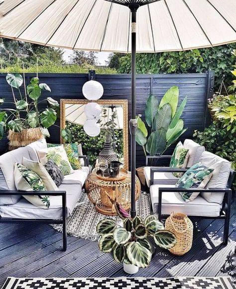 a small tropical patio done in black and grey, with white furniture, a large umbrella, potted plants and tropical pillows Design Per Patio, Tropical Patio, Tropical Pillows, Boho Patio, Plants Outdoor, Backyard Inspiration, Ideas Patio, Outdoor Patio Decor, Patio Decorating