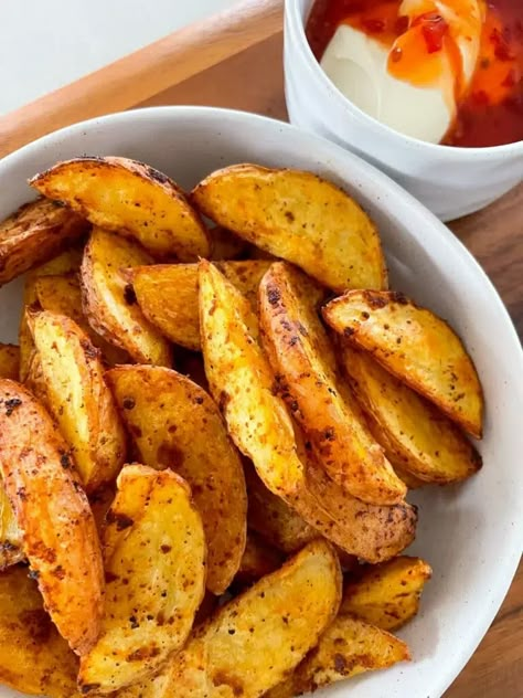 Oven baked crispy potato wedges - no deep frying required, no specialty potatoes, no unrecognisable ingredients and no fuss! These are simple and delicious. Oven Baked Wedges, Wedges Potato, Oven Baked Potato, Side Dishes Potatoes, Crispy Potato Wedges, Freezer Prep, Homemade Chilli, Roast Pumpkin Soup, Potato Wedges Recipe