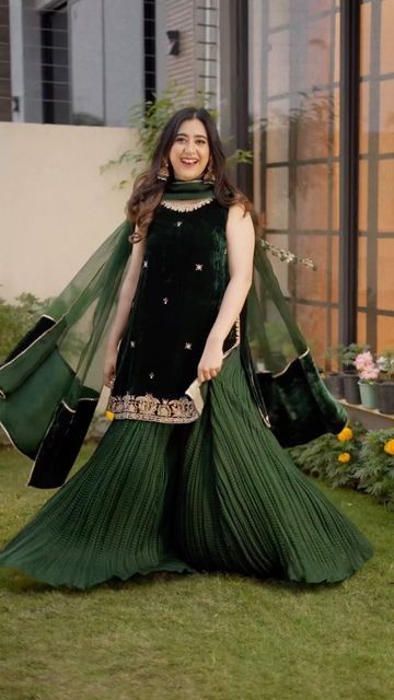 Velvet Sharara Suit Pakistani, Fancy Dresses Design Pakistani, Sharara Suit Designs Latest Wedding, Simple Sharara Designs Latest, Velvet Suits Design, Nikah Wishes, Dress For Mehendi Function, Velvet Dress Designs Pakistani, Velvet Sharara Suit