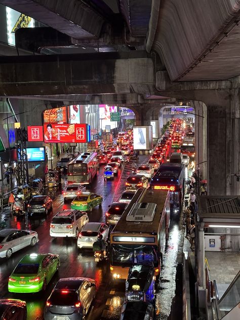 bangkok night life siam square traffic aesthetic Bangkok Photo Ideas, Bangkok Thailand Aesthetic, Traffic Aesthetic, Bangkok Aesthetic, Bangkok Photos, Bangkok Nightlife, 90s Aesthetic, Night Aesthetic, Model Photos