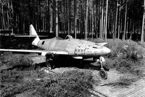 "Kuno 1": Das Bild zeigt eine unfertige Me 262 im Waldwerk "Kuno 1" bei... Messerschmitt Me 262, Me 262, Luftwaffe Planes, Ww2 Planes, Jet Engine, Jet Aircraft, Wwii Aircraft, Ww2 Aircraft, Nose Art