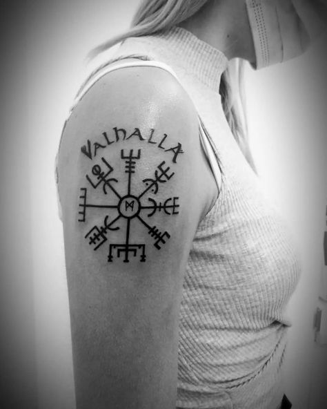 Vegvisir Tattoo, Viking Compass Tattoo, Viking Tattoos For Men, Tattoos Masculinas, Herren Hand Tattoos, Cool Chest Tattoos, Norse Tattoo, Nordic Tattoo, Detailed Tattoo