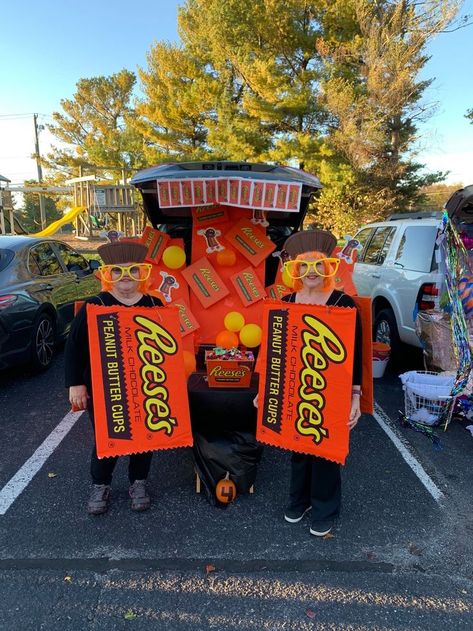 Reeses Peanut Butter Cup Costume, Reese’s Halloween Costume, Candy Trunk Or Treat Theme, Candy Trunk Or Treat, Trunker Treat Ideas, Reeses Candy, Candy Costumes, Reeses Cups, Chocolate Peanut Butter Cups