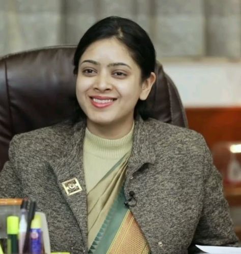 Tanu Jain, Interview Images, Lengha Blouse Designs, Ias Officer, Female Police Officers, Ias Officers, Female Cop, Regina Cassandra, Gift Boxes For Women