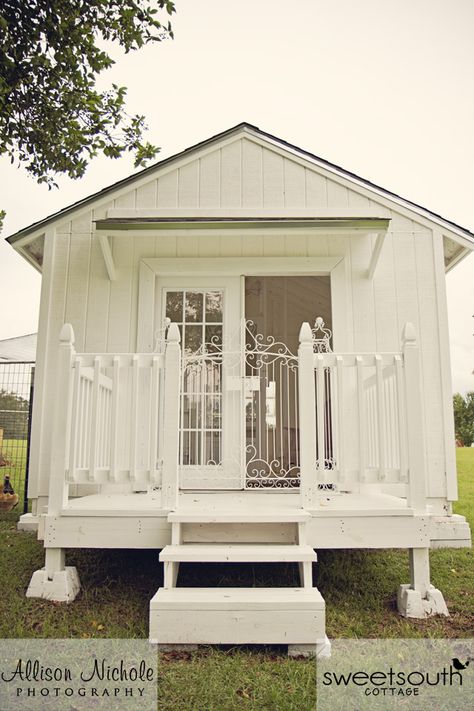 Chicken Coop at #SweetSouthCottage. www.sweetsouthcottage.com Suburban Homesteading, Backyard Coop, Easy Chicken Coop, Portable Chicken Coop, Shabby Chic Chairs, Diy Chicken Coop Plans, Shabby Chic Painting, Coop Ideas, Chicken Life