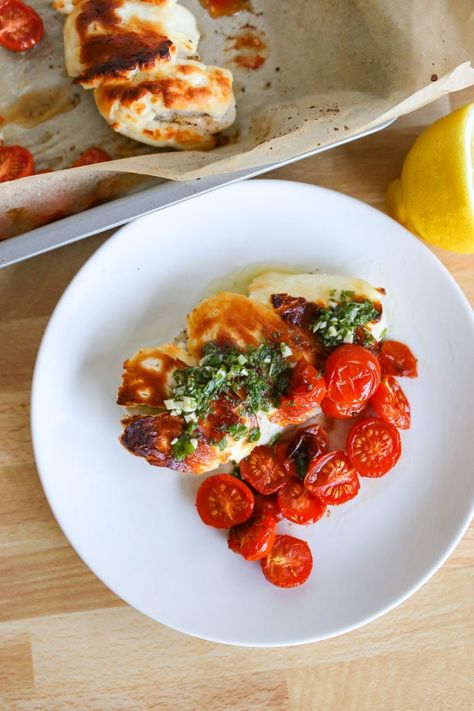 Halloumi Chicken, Halloumi Cheese Recipes, Chicken And Halloumi, Baked Halloumi, Chicken With Tomatoes, One Pan Recipe, Baked Tempeh, Fried Halloumi, Lady Lake