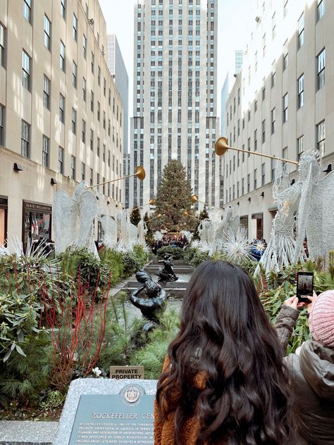 Rockefeller Center NYC Rockefeller Center Picture Ideas, Rockefeller Center Aesthetic, Nyc Xmas, Nyc Photo Ideas, New York Vibes, New York Pictures, New York Photos, Nyc Life, Rockefeller Center