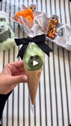 Halloween Candy Bag Ideas, Green Cotton Candy, Cotton Candy Cones, Halloween Party Craft, Cotton Candy Cone, Cotton Candy Party, Halloween Camping, Fun Halloween Treats, Halloween Treats For Kids