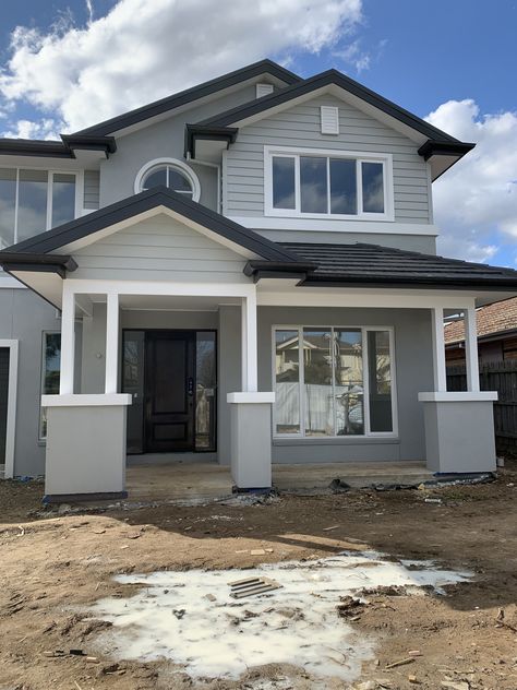 Grey Weatherboard House White Trim, Grey Hamptons House Exterior, White Render White Windows, Grey House With White Windows, Grey And White House, Monochrome House, Hamptons Facade, American House Design, Hamptons House Exterior