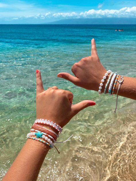 Friendship Vacation, Preppy Ocean, Summer Vibes Aesthetic, Aesthetic Tropical, Beachy Bracelets, Surf Jewelry, Summer Picture Poses, Beach Bracelet, Preppy Jewelry