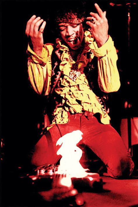 Jimi Hendrix burning his guitar at the Monterey pop festival, 1967 Monterey Pop Festival, Guitar Making, Jimi Hendrix Experience, Rock N’roll, I'm With The Band, Robert Plant, Guitar Hero, Keith Richards, Jim Morrison