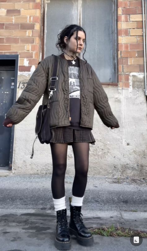 Grungy Winter Outfit, Winter Fits Grunge, Fall Outfits Alt, Winter Punk Outfits, Alternative Winter Outfits, Date Outfit Winter, Outfits Alt, Burgess Meredith, Winter Layering Outfits