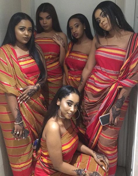 Natural Somali women in traditional dress Somali Women Traditional Dresses, Somali Culture Traditional Dresses, Somali Clothes Traditional Dresses, Somali Cultural Clothes, Somali Traditional Clothing, Somalian Women Traditional Dresses, Guntiino Somali, Somalia Clothes, Somali Outfits