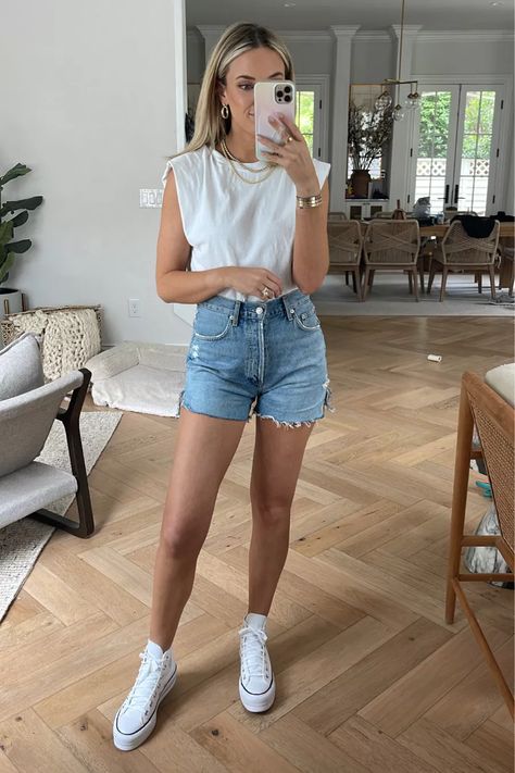 Travel Outfit Shorts, Muscle Tee Women, Muscle Tee Outfit, White Jean Shorts Outfit, Muscle Tee Outfits, Summer Bar Outfits, Summer Jean Shorts Outfit, Concept Wardrobe, Tee Outfits