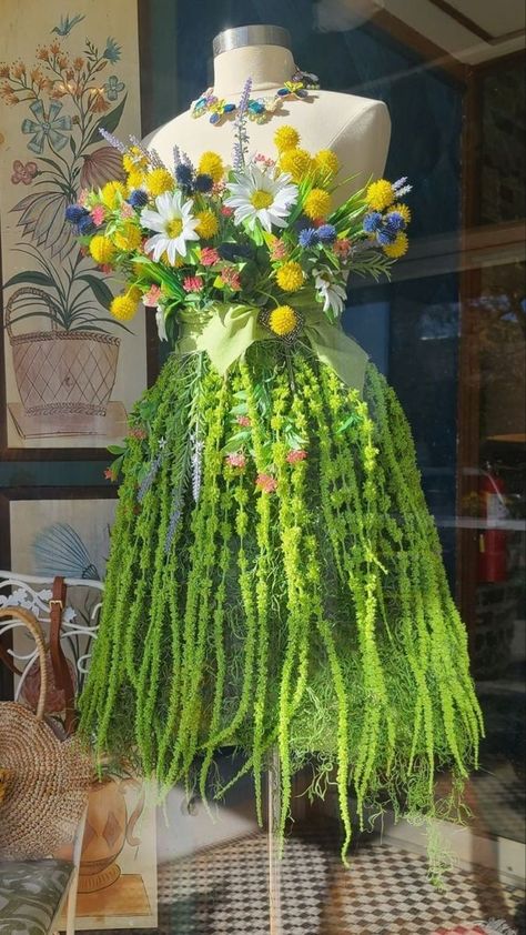 flowers Kostum Disney, Dress Form Decor, Decoration Vitrine, Flower Costume, Fair Outfits, Mannequin Art, Hijau Mint, Fest Outfits, Fairy Clothes