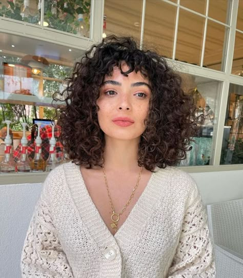 Discover Short Curly Haircuts 2024 - Round Face, Medium Texture, Korean Styles, and More! Wolf Cut Curly Hair, Round Face Curly Hair, Cut Curly Hair, 3b Curly Hair, Natural Curly Hair Cuts, Curly Haircuts, Short Curly Haircuts, Air Dry Hair, Haircuts For Curly Hair