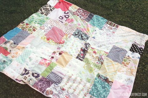 Easy DIY Patchwork Picnic or Beach Blanket from Fabric Scraps! Picnic Blanket Diy, Crochet Bobble, Picnic Quilt, Poor Man, Patchwork Blanket, Scrap Quilt Patterns, Cute Blankets, Man Quilt, Lap Quilts