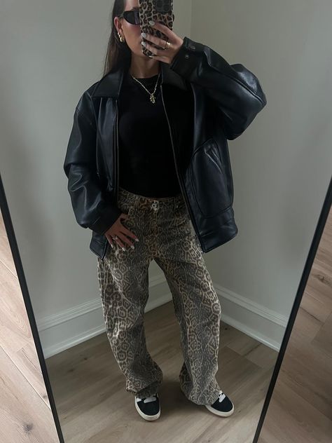 outfit on the links Leopard Pants Outfit, Leopard Print Adidas, Outfits Uni, Nyc Fits, Leopard Pants, Ootd Inspo, Mob Wife, Adidas Campus, Autumn Outfits