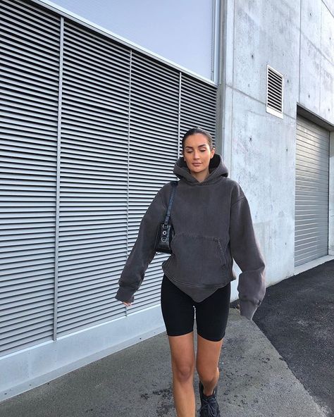 👀 Biker Shorts Outfit Winter, Shorts Outfit Winter, Hoodie With Biker Shorts, Outfit With Jordans, Bike Shorts Outfit, Outfit Grey, Essential Hoodie, Biker Shorts Outfit, Streetwear Mode