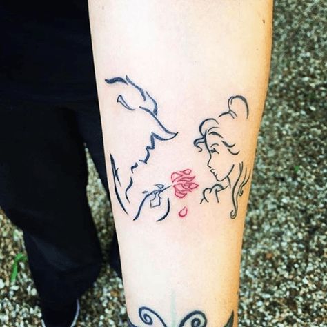 Tatuaje de la bella y la bestia Beauty And The Beast Tattoo, Tattoo Maker, Bestie Tattoo, Petit Tattoo, Disney Tattoos, Couple Tattoos, Rose Tattoos, Mini Tattoos, Love Tattoos