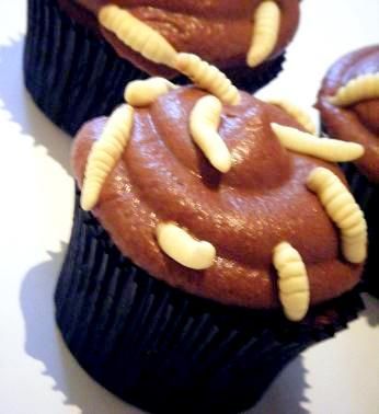 maggot cupcakes - Google Search Gross Halloween Foods, Dora Birthday, Scary Food, Gross Food, Fear Factor, Halloween Sweets, Spooky Treats, Halloween Treat, Halloween Desserts