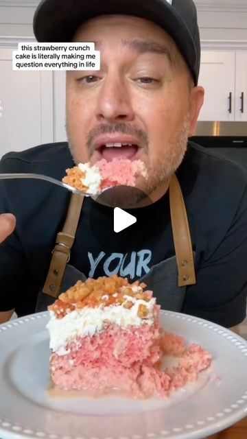 MarcoThePizzaMan on Instagram: "Strawberry Crunch Cake YUMMM!! #strawberry #strawberrycrunch #strawberrycrunchcake #dessert #baking #dulcedeleche #strawberrycake" Strawberry Crunch Cake, Strawberry Crunch, Recipe Baking, Crunch Cake, Tres Leches, Sweet Nothings, Strawberry Cake, Box Cake, Sugar And Spice