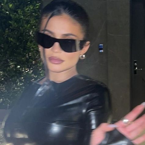 Kylie Jenner, Sunglasses, Black