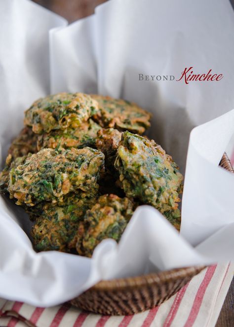 Quick and Easy Swiss Chard Fritters Chard Fritters, Savory Fritters, Korean Appetizers, Swiss Chard Recipes, Gourmet Dinner, Quick Snack, Swiss Chard, How To Eat Paleo, Quick Snacks