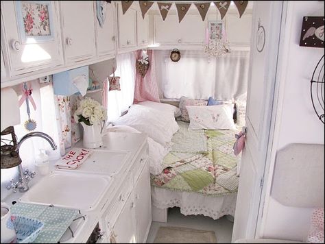 Shabby Chic Caravan, Kombi Trailer, Caravan Vintage, Camper Vintage, Camping Vintage, Retro Caravan, Trailer Interior, Vintage Caravan, Vintage Caravans