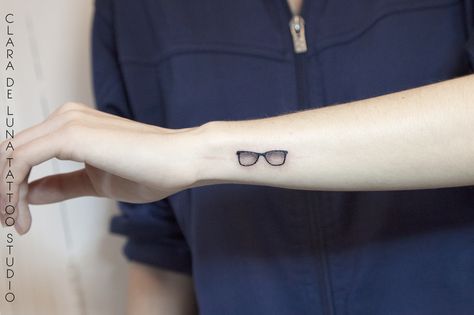 Sun glasses Tattoo Sunglasses Tattoo Ideas, Sunglasses Tattoo, Glasses Tattoo, Tattoo Couple, Nerd Glasses, Sun Tattoos, Art Tattoos, Couple Tattoos, Infinity Tattoo