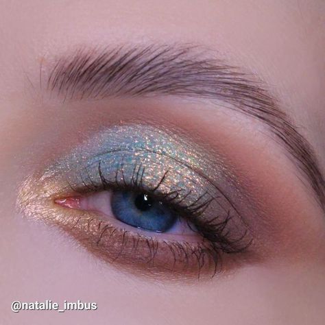 Makeup Looks For Periwinkle Dress, Light Blue And Gold Eye Makeup, Makeup For People With Blue Eyes, Simple Light Blue Eyeshadow Looks, Blue Gold Eye Makeup, Light Blue And Gold Makeup, Blue Eyes Eyeshadow Looks, Subtle Blue Eyeshadow, Blue Gold Makeup