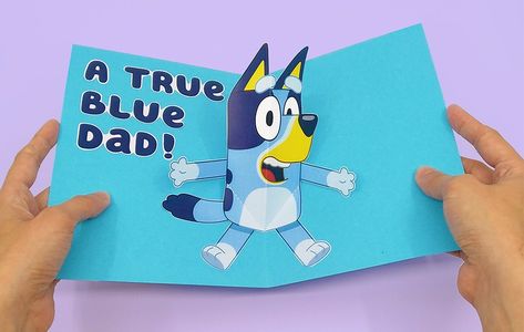 Make your very own Bluey-themed fathers day pop-up card at home with this fun craft activity! What an extra-special way to celebrate the day! Bluey Birthday Cards Diy, Bluey Birthday Card Ideas, Bluey Birthday Card, Bluey Diy, Bluey Fathers Day, Paper Flip Book, Gf Ideas, Fiesta Bluey, Gifts For Husbands