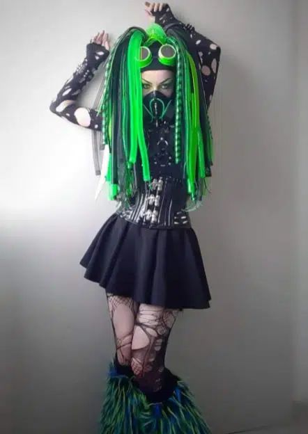 How to Dress Goth ? 12 Cute Gothic Styles Outfits Ideas Cyberpunk Fashion Women, Cybergoth Outfits, Cybergoth Aesthetic, Cybergoth Fashion, Cyberpunk Tattoo, Cybergoth Style, Art Cyberpunk, Cyberpunk Clothes, Goth Outfit