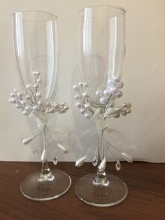 Wedding Champagne Glasses Diy, Wedding Glasses Decoration, Jing Y Jang, Glass Decor Ideas, Glass Etching Projects, Wedding Wine Glasses, Wedding Champagne Glasses, Wedding Glasses, Wedding Gifts For Guests