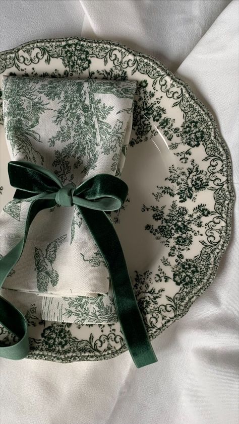 Herbs Table Decoration, Table Setting With Napkins, Elegant Green Aesthetic, Dining Table Napkins Decor, Anthropologie Table Setting, Green Toile Wedding, Natural Christmas Table Settings, Green Plates Table Setting, Green Decorations Party