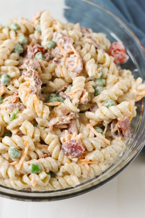 Bacon Ranch Pasta Salad is the perfect side dish for all your summer BBQs! Pasta, crispy bacon, cheddar cheese, tomatoes, and peas in a creamy ranch dressing. Cheddar Bacon Ranch Pasta Salad, Christmas Pasta Salad Recipes, Pasta Salad Recipes Cold, Easy Pasta Salad Recipes, Pasta Bacon, Rotini Pasta Salad, Bacon Pasta Salad, Creamy Pasta Salad, Christmas Pasta