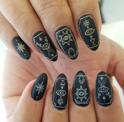 Unique Manicure, Nail Art Halloween, Witchy Nails, Gothic Nails, Nagel Tips, Best Nail Art Designs, Round Nails, Halloween Nail Designs, Halloween Nail Art