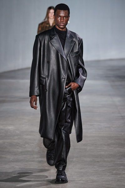 80s Asian Fashion, Coat Runway, Leather Coat Outfit, Dark Clothing, Long Coat Men, Leather Trend, All Black Fashion, Menswear Runway, Long Leather Coat