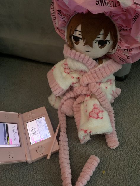 dazai osamu plush wearing a pink dressing gown and pink shower cap
pink ds with dazai doodle and “im a barbie girl” written on it Dazai Plush Icons, Dazai Plushie Cursed, Dazai Plushie, Dazai Plush, Goofy Plushies, Fyodor Plush, Bsd Plushies, Silly Plushies, Anime Plush