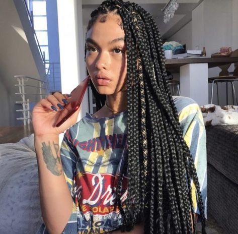 252 Estilos de Trenzas Africanas – Manuela Jurado Salon Long Box Braids, Long Braids, Box Braids, A Woman, Dreadlocks, Braids, Hairstyles, Hair, Black