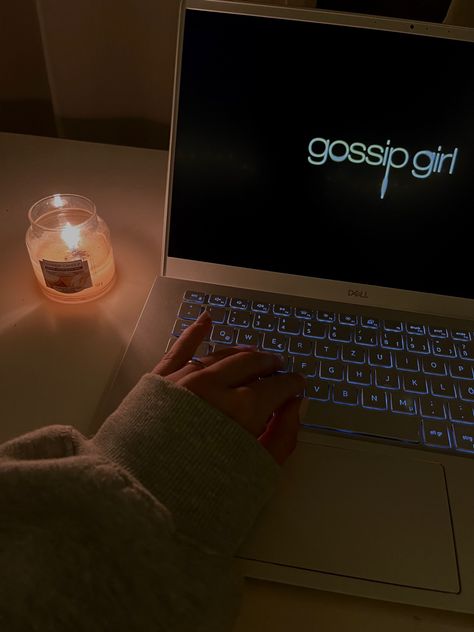 Watching Shows On Laptop Aesthetic, Candle Ig Story, Netflix Aesthetic Laptop Night, Netflix Aesthetic Laptop, Netflix Tumblr, Netflix Aesthetic, Gossip Girl Aesthetic, Aesthetic Laptop, Romanticising Life