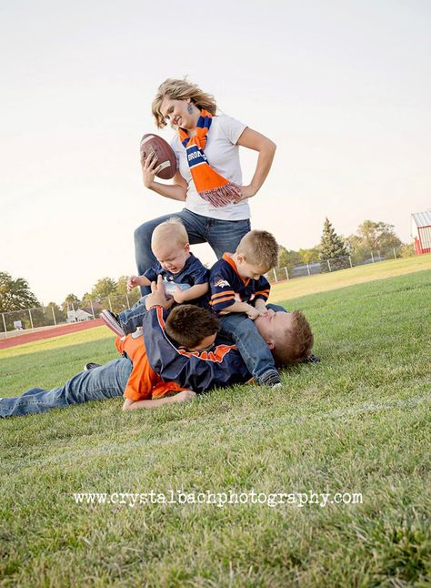 Family Football Photoshoot, Sports Family Photoshoot, Family Sports Pictures, Football Family Pictures, Cousin Photo, Family Football, Football Family, Cute Family Photos, Family Picture Poses