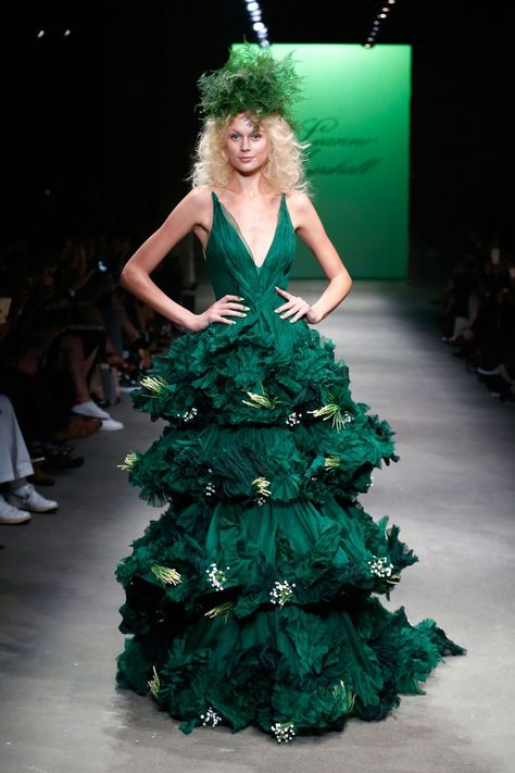 Christmas Costumes Women, Tree Costume, Xmas Costumes, Xmas Fashion, Outrageous Fashion, Nature Story, Leanne Marshall, Christmas Tree Dress, Christmas Lingerie