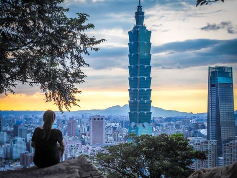 How to Hike Elephant Mountain (Xiangshan) for Epic Taipei Views - Taiwan Obsessed Riverside Market, Mountains At Night, Taiwan Travel, Area Map, Taipei City, Tainan, Mountain Trails, Mountain Photography, Famous Places