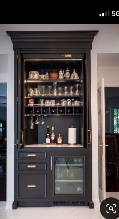 Wine Display Home Bar Ideas, Black Wine Cabinet, Modern Mini Bar Designs For Home, Built In Bar Dining Room, Built In Bar Cabinet, Bookshelf Bar, Zigarren Lounges, Corner Kitchen Pantry, House Renovation Design