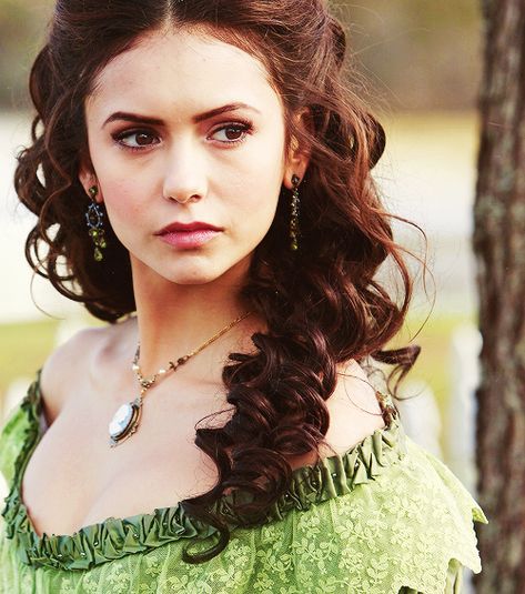 Katherine Pierce, The Vampire Diaries Tvd Wallpaper, Medieval Lady, Vampire Hair, Nina Dobrev Vampire Diaries, Vampire Diaries Fashion, Victorian Vampire, Katerina Petrova, Fascinator Wedding, Victorian Hairstyles