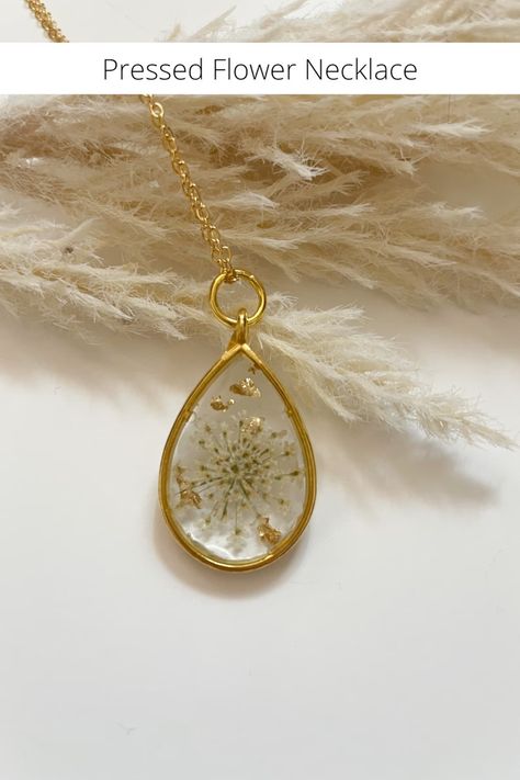 Pressed Flower Necklace Dried Real Flower Jewelry Necklace - Etsy Bday Gifts For Mom, Cheap Bridesmaid Gifts, Diy Bridesmaid Gifts, Will You Be My Bridesmaid Gifts, Bridesmaid Gifts Unique, Pressed Flower Necklace, Creative Birthday Gifts, Real Flower Jewelry, Bridesmaid Gift Boxes