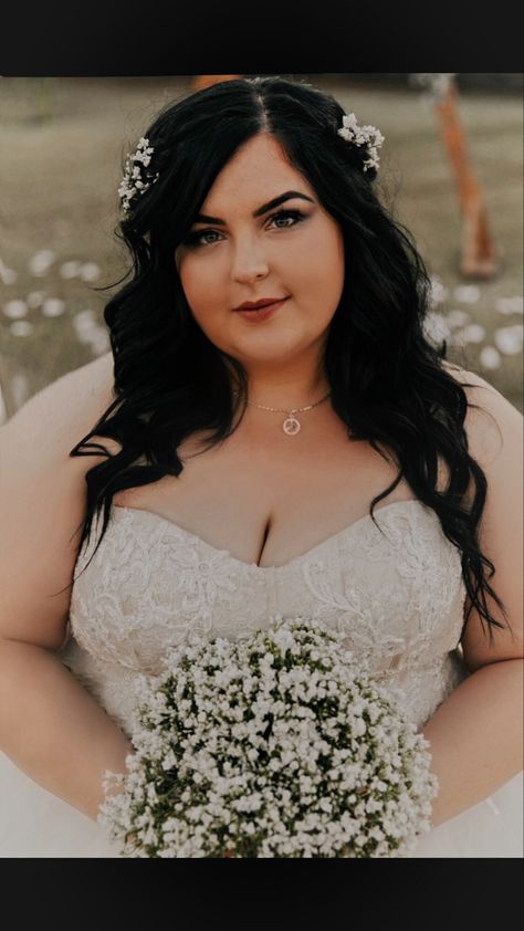 Plus size wedding photos Plus Size Wedding Hairstyles Round Faces, Plus Size Bride Makeup, Plus Size Wedding Hair, Plus Size Wedding Makeup, Plus Size Wedding Hairstyles, Plus Size Wedding Photography, Plus Size Wedding Photos, Plus Size Hairstyles, Chubby Face