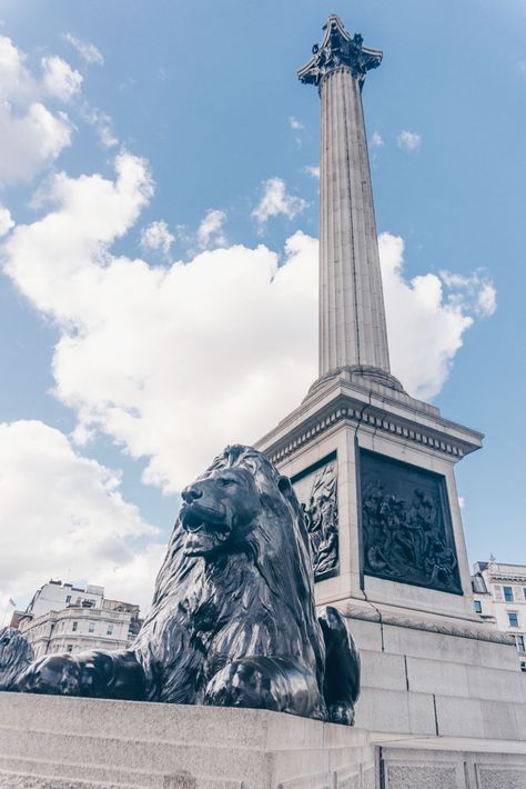 Trafalgar Square is one of those London sights you simply have to visit! With the National Gallery, The National Portrait Gallery, the famous lions, statues and fountains, it's one of the top things to do in London. Don't miss this packed guide to visiting Trafalgar Square - complete with London travel tips to seeing this iconic London sight. #london #travel #UK #citybreak London I Places to Visit in London I What to See in London I London Sightseeing Trafalgar Square Lions, London Galleries, London In Spring, Places To Visit In London, Trafalgar Square London, London Sightseeing, London Sights, Visiting London, London Square